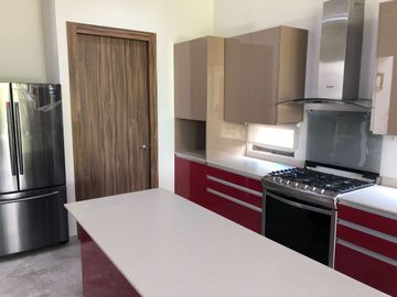 Exclusiva Residencia en el Corazón de Altozano – Sector Lago