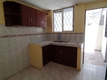 VENDO CASA CONJUNTO HABITACIONAL TERRAZAS DEL PICHINCHA, Sector La Mena, Sur de Quito.