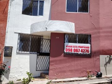 VENDO CASA CONJUNTO HABITACIONAL TERRAZAS DEL PICHINCHA, Sector La Mena, Sur de Quito.