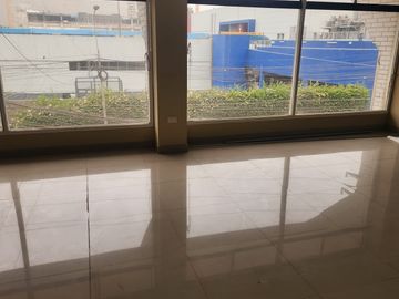 Alquilo Oficina Altura de Av. Raúl Ferrero
