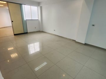 Alquilo Oficina Altura de Av. Raúl Ferrero