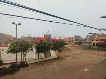 ¡Oportunidad Única! Casa De Dos Pisos Con Entrada Independiente, A Solo Unos Pasos De Avenida Universitaria En Carabayllo