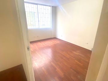 Vendo Depa a una cuadra de la UPC y la av, La Marina, Primer Piso Más Cochera