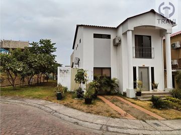 Se Vende Casa en Villa Club - Etapa Magna