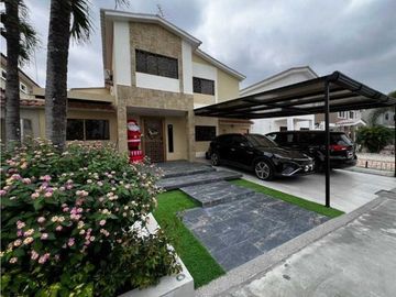 Se vende Casa en Urb. Los Angeles, Vía a la Costa