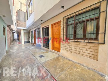 VENDO CASA FRENTE A MERCADO SAN FELIPE, SURQUILLO