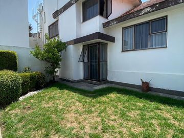 CASA en VENTA en la zona de los Fuertes, muy amplia, excelente ubicación.