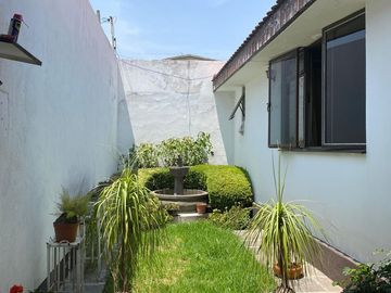 CASA en VENTA en la zona de los Fuertes, muy amplia, excelente ubicación.