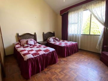 CASA en VENTA en la zona de los Fuertes, muy amplia, excelente ubicación.