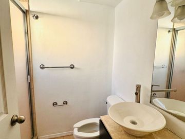 AMPLIA CASA EN VENTA EXCELENTE UBICACION