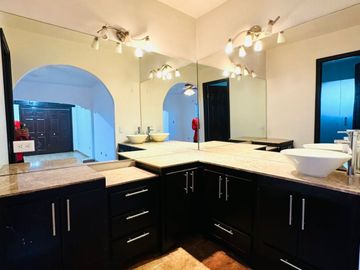 AMPLIA CASA EN VENTA EXCELENTE UBICACION