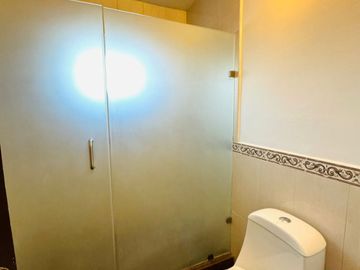 AMPLIA CASA EN VENTA EXCELENTE UBICACION