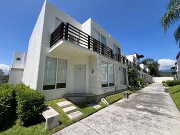 CASA EN VENTA EN PRADOS OACALCO, A 10 MIN. DE SIX FLAGS OAXTEPEC, MOR.