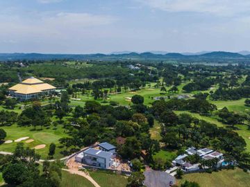 Vacation Home on a Golf Course!! Play Every Day!! Peaceful and Private!! For Sale: Single House on 1 Rai in the Phoenix Gold Golf & Country Club, Patt
