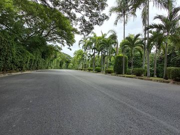 Vacation Home on a Golf Course!! Play Every Day!! Peaceful and Private!! For Sale: Single House on 1 Rai in the Phoenix Gold Golf & Country Club, Patt