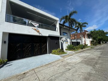 Well Maintained House and Lot for Sale with a 7 Car Garage in Multinational Village, Parañaque City