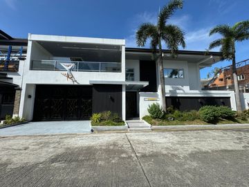 Well Maintained House and Lot for Sale with a 7 Car Garage in Multinational Village, Parañaque City