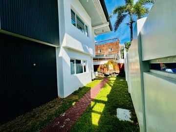 Well Maintained House and Lot for Sale with a 7 Car Garage in Multinational Village, Parañaque City