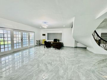Well Maintained House and Lot for Sale with a 7 Car Garage in Multinational Village, Parañaque City