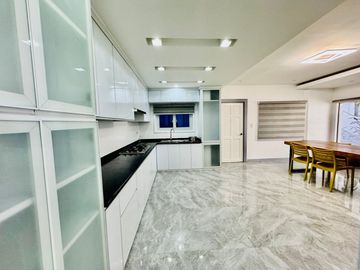 Well Maintained House and Lot for Sale with a 7 Car Garage in Multinational Village, Parañaque City