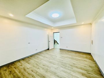 Well Maintained House and Lot for Sale with a 7 Car Garage in Multinational Village, Parañaque City