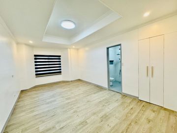 Well Maintained House and Lot for Sale with a 7 Car Garage in Multinational Village, Parañaque City