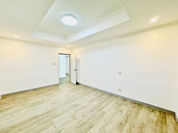 Well Maintained House and Lot for Sale with a 7 Car Garage in Multinational Village, Parañaque City