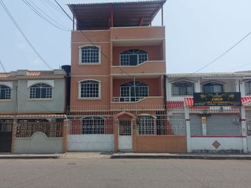En Machala Se Vende Casa Amplia de 5 Dormitorios en la calle Marce Laniado cerca al Hosp Esperanza