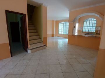En Machala Se Vende Casa Amplia de 5 Dormitorios en la calle Marce Laniado cerca al Hosp Esperanza