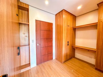 Elegantly Finished 2 Storey Modern Townhouse For Sale in Molino Bacoor Cavite
