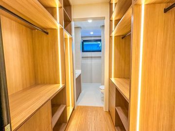 Live in the lap of Luxury: Bungalow House in Ayala Alabang Village with swimming pool