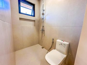 Live in the lap of Luxury: Bungalow House in Ayala Alabang Village with swimming pool