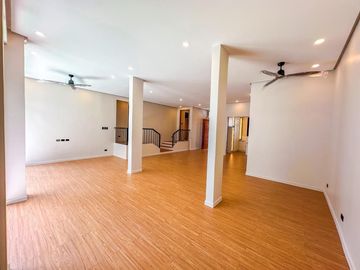 Live in the lap of Luxury: Bungalow House in Ayala Alabang Village with swimming pool