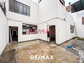 Amplia Casa De 2 Pisos En Venta | Santa Catalina