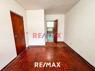 Amplia Casa De 2 Pisos En Venta | Santa Catalina