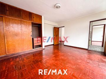 Amplia Casa De 2 Pisos En Venta | Santa Catalina