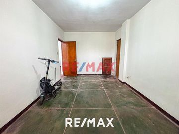 Amplia Casa De 2 Pisos En Venta | Santa Catalina