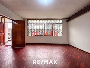 Amplia Casa De 2 Pisos En Venta | Santa Catalina