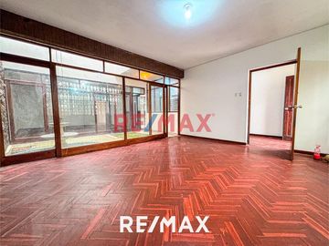 Amplia Casa De 2 Pisos En Venta | Santa Catalina