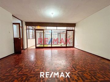 Amplia Casa De 2 Pisos En Venta | Santa Catalina