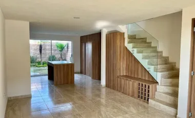 CASA EN VENTA EN LOMAS DE ANGELOPOLIS 3 RECAMARAS 4 BAÑOS JARDIN AMPLIO ROOF GARDEN ALBERCA
