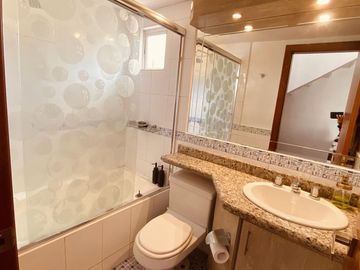 Venta de Casa Esquinera  de 3 Dormitorios dentro del Conjunto Residencial Boston Gardens en Urbanización Balcón Del Norte