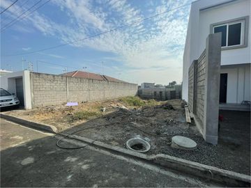 EN VENTA DE OPORTUNIDAD TERRENO URBANIZADO EN CIUDAD DEL NORTE PORTOVIEJO