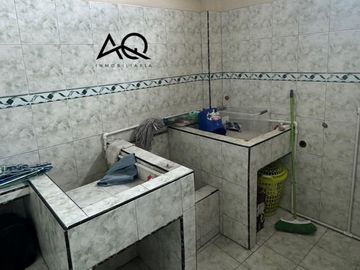 Casa rentera en venta en Loja calle Macará