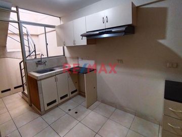 Se Vende Acogedor Duplex C/Estacionamiento En Calle Tranquila, Urb. Los Gladiolos Pueblo Libre