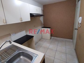 Se Vende Acogedor Duplex C/Estacionamiento En Calle Tranquila, Urb. Los Gladiolos Pueblo Libre