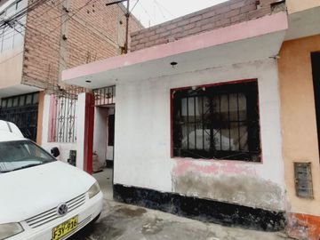 Venta Casa Frente Al Instituto Seoane A Pocas Cuadras De La Estacion Bayobar Del Tren Electrico