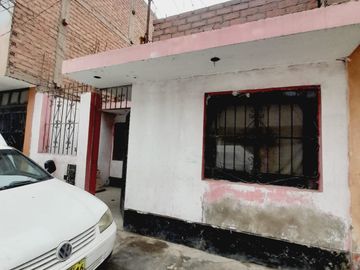 Venta Casa Frente Al Instituto Seoane A Pocas Cuadras De La Estacion Bayobar Del Tren Electrico