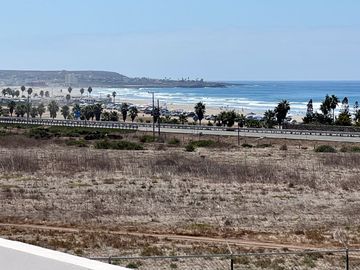 Casa moderna con vista al mar y cerca de la Playa en Villas Punta Piedra, Ensenada