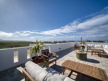 Casa moderna con vista al mar y cerca de la Playa en Villas Punta Piedra, Ensenada